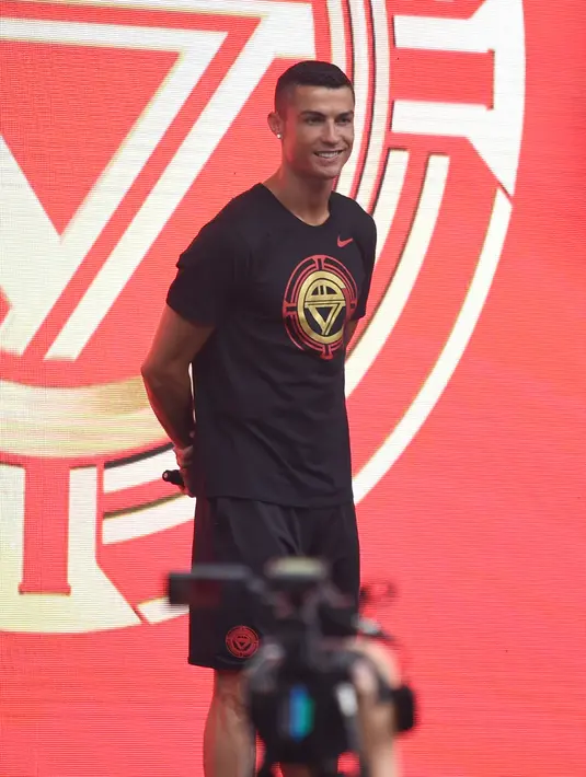 Pemain timnas Portugal, Cristiano Ronaldo menemui para penggemarnya dalam rangkaian “CR7 Tour” yang disponsori Nike di Beijing, China, Kamis (19/7). Pemain anyar Juventus itu mengadakan tur pribadi untuk menyambangi fansnya di Asia. (WANG ZHAO/AFP)