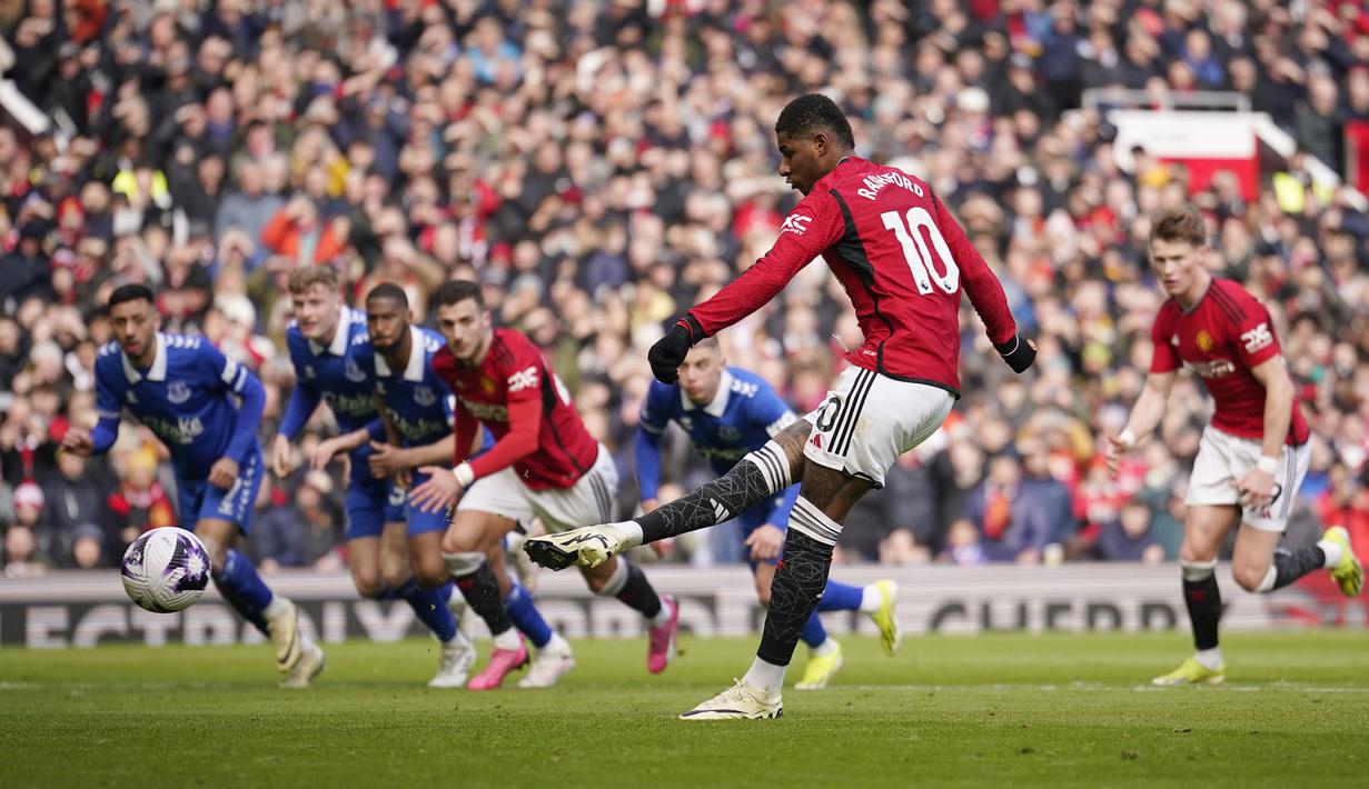 Striker Manchester United, Marcus Rashford mencetak gol kedua timnya lewat eksekusi penalti ke gawang Everton pada laga pekan ke-28 Premier League 2023/2024 di Old Trafford Stadium, Manchester, Sabtu (9/3/2024). (AP Photo/Dave Thompson)