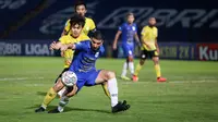 Pemain PSIS Semarang, Brian Federico Ferreira (kanan) berebut bola dengan pemain Barito Putera, M. Luthfi Kamal dalam laga pekan ke-8 BRI Liga 1 2021/2022 di Stadion Sultan Agung, Bantul, Rabu (20/10/2021). (Bola.com/Bagaskara Lazuardi)