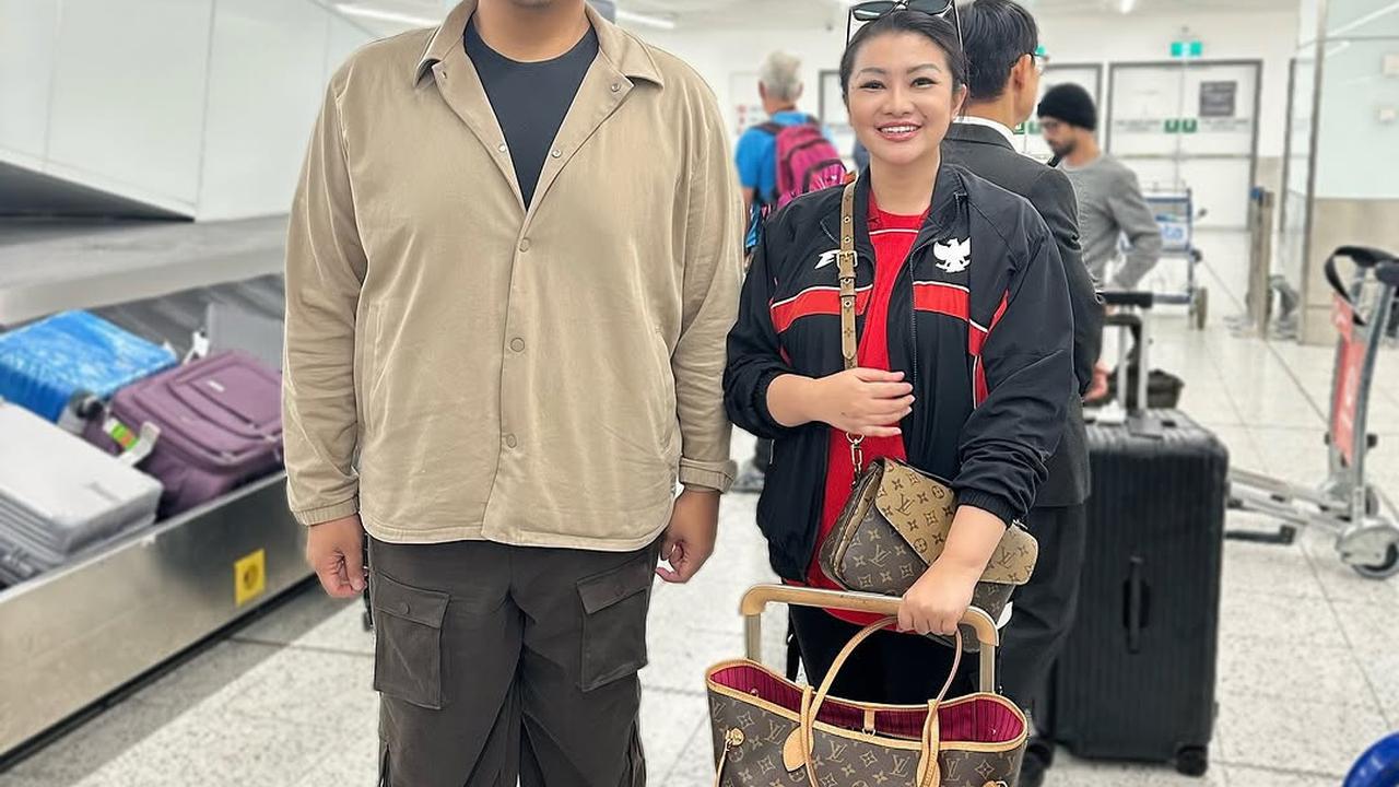5 Potret Fitri Carlina Bertolak ke Sydney Demi Totalitas Dukung Timnas Indonesia