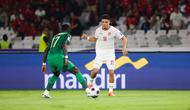 Penyerang Timnas Indonesia, Ragnar Oratmangoen, berusaha melewati pemain Arab Saudi dalam laga Kualifikasi Piala Dunia 2026 zona Asia di Stadion Utama Gelora Bung Karno (SUGBK) Senayan, Jakarta, Selasa (19/11/2024) malam WIB. (Bola.com/Abdul Aziz)