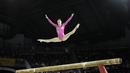 Pesenam AS, Megan Skaggs, saat beraksi di nomor senam artistik putri Pan Am Games di Toronto, Kanada. (AP Photo/Gregory Bull)