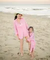 Putri Shandy Aulia, Claire Herbowo, curi perhatian saat liburan di pantai bersama kedua orangtuanya [@claireherbowo]