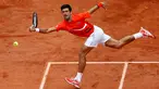 Petenis Serbia, Novak Djokovic mengembalikan bola ke arah petenis Swiss, Henri Laaksonen pada putaran kedua Prancis Terbuka 2019 di Stadion Rolland Garros, Kamis (30/5/2019). Djokovic untuk ke-14 kalinya melaju ke babak ketiga Prancis Terbuka usai menang 6-1, 6-4 6-3. (REUTERS/Benoit Tessier)