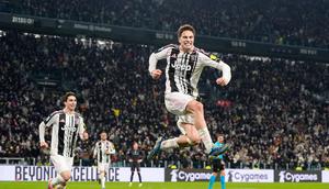 Pemain Juventus, Kenan Yildiz, melakukan selebrasi seusai membobol gawang Napoli pada lanjutan Liga Italia 2025/2026. (Fabio Ferrari/LaPresse via AP)