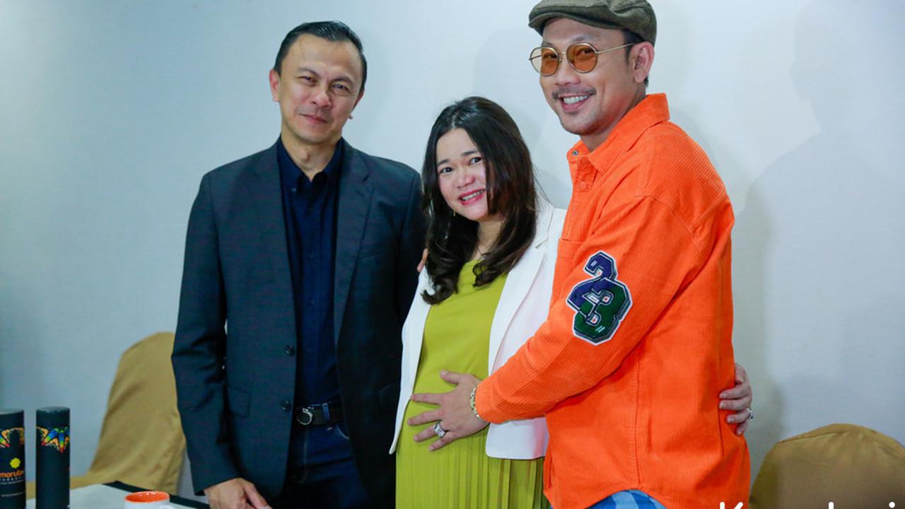 "Itu berarti saya harus tahu bahwa bayi itu sangat sensitif sekali, gak bisa seperti cara saya di vlog. Itu membuat saya jadi oh hati-hati karena ringkih," katanya.