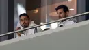 Kapten timnas Argentina, Lionel Messi menyaksikan laga persahabatan melawan timnas Spanyol di Stadion Wanda Metropolitano, Selasa (27/3). Messi beberapa kali tertangkap kamera tertunduk setiap kali gawang Argentina dibobol oleh Spanyol (AP/Francisco Seco)