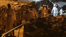 Jemaat Samaria berjalan saat fajar menuju puncak Gunung Gerizim selama perayaan Shavuot menurut tradisi Samaria di dekat kota Nablus di Tepi Barat utara (5/6/2022). Perayaan ini menandai pemberian Taurat kepada orang Israel di Gunung Sinai selama tujuh minggu setelah eksodus alkitabiah mereka dari Mesir.(AFP/Jaafar Ashtiyeh)