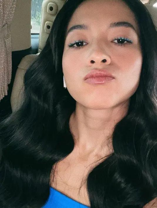 Lewat akun Instagramnya, Putri Marino tampil manis dengan gaya rambut panjang bergelombang. [Instagram/putrimarino]