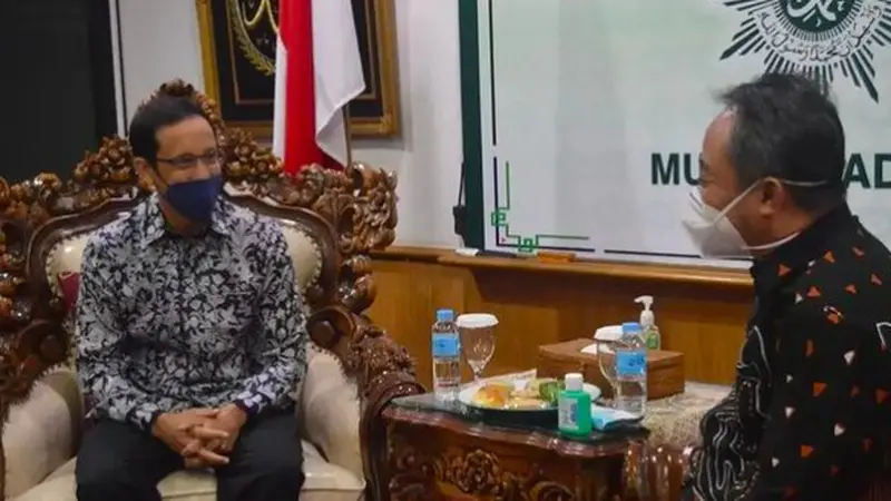 Mendikbudristek Nadiem Makarim saat bertemu dengan Sekjen PP Muhammadiyah Abdul Mu'ti. (Istimewa)