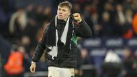 Selebrasi striker Manchester United, Rasmus Hojlund merayakan kemenangan 2-1 atas Luton Town setelah berakhirnya laga pekan ke-25 Premier League 2023/2024 di Kenilworth Road, Luton, Minggu (18/2/2024). (AP Photo/Ian Walton)