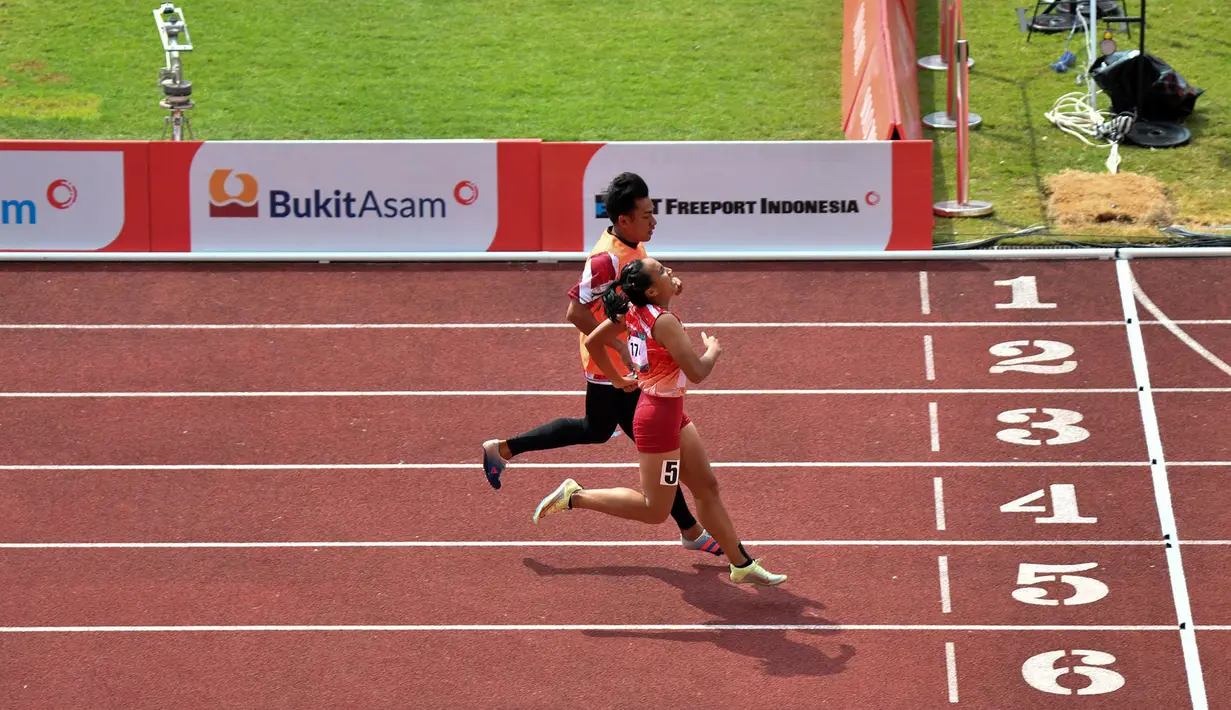 Pelari Indonesia Ni Made Arianti menuju garis akhir dalam pertandingan para atletik 200m putri T11 ASEAN Para Games 2022 di Stadion Manahan, Solo, Jawa Tengah, Selasa (2/8/2022). (Foto: Dok. ASEAN Para Sports Federation)