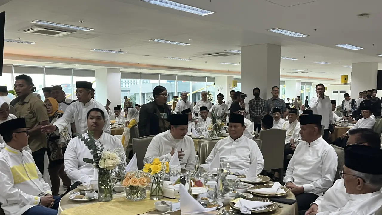 Presiden terpilih periode 2024-2029 Prabowo Subianto menghadiri acara peringatan Nuzulul Qur'an dan buka puasa bersama DPP Partai Golkar