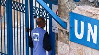 Sebelumnya, pada pekan lalu, parlemen Israel mengesahkan dua Undang-undang (UU) yang melarang UNRWA beroperasi serta melarang otoritas Israel menghubungi badan PBB tersebut. UNRWA adalah badan yang menjadi penyedia utama bantuan bagi warga Palestina di Jalur Gaza. (Zain JAAFAR/AFP)