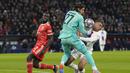 Pemain Paris Saint Germain (PSG), Kylian Mbappe, bertabrakan dengan kiper Bayern Munchen, Yann Sommer, pada leg kedua babak 16 besar Liga Champions 2022/2023 di Allianz Arena, Kamis (9/3/2023). PSG menyerah dua gol tanpa balas di markas Bayern Munchen. (AP Photo/Matthias Schrader)