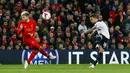 Tendangan keras pemain Hotspur, Kieran Trippier yang berhasil dihalang Alberto Moreno saat pertandingan Piala Liga Inggris, Liverpool melawan Tottenham Hotspur di Stadion Anfield, Liverpool, Inggris (25/10). (Reuters/Phil Noble)