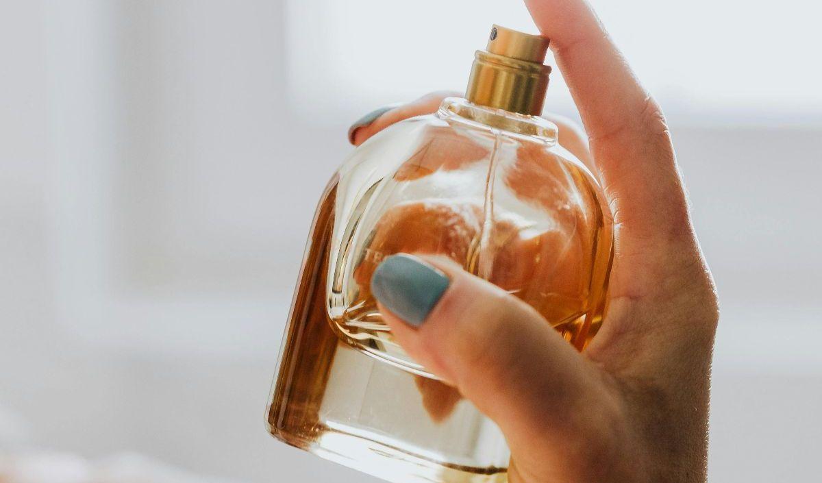 1. Gunakan Parfum di Area Sisir