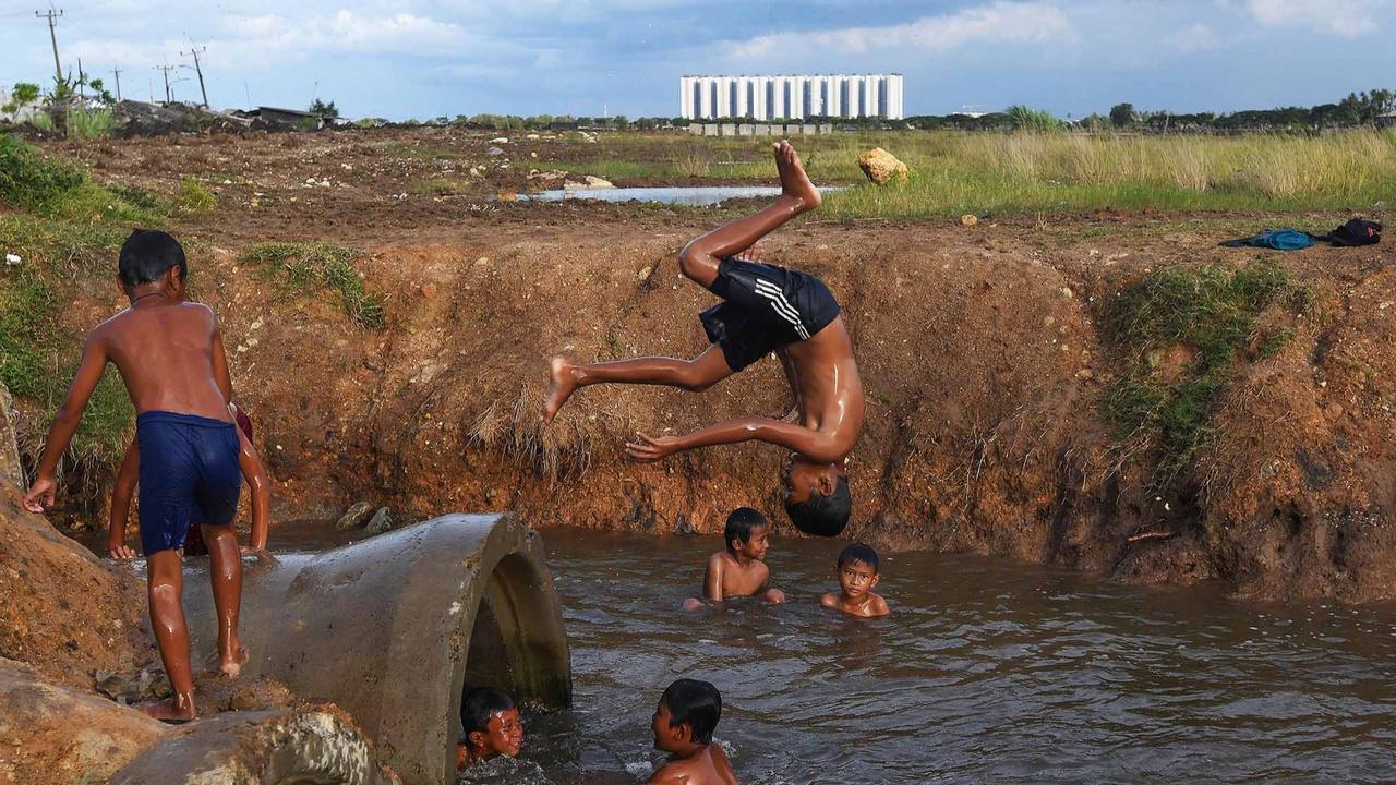 FOTO: Keceriaan Anak-Anak Bermain Pada Saluran Air di Tanjung Pasir