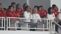 Presiden RI, Joko Widodo (tengah) didampingi Ketum PSSI, Erick Thohir dan Menpora Dito Ariotedjo menyaksikan laga Timnas Indonesia menghadapi Filipina pada laga terakhir Grup F putaran kedua kualifikasi Piala Dunia 2026 Zona Asia di Stadion Utama Gelora Bung Karno (SUGBK) Senayan, Jakarta, Selasa (11/6/2024). (Bola.com/M Iqbal Ichsan)