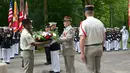 Perwakilan militer dari Amerika Serikat, Perancis dan Jerman menempatkan karangan bunga di Pemakaman Amerika Aisne-Marne saat Hari Peringatan Perang Dunia I di Belleau, Prancis (27/5). (AP Photo / Virginia Mayo)
