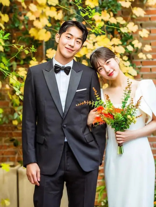 Ide gaun pernikahan selanjutnya datang dari Suzy saat memerankan karakter Seo Dal-Mi dalam drama Korea Start Up. Gaun dengan detail slender waist dan natural body curve ini memberikan kesan yang simple namun tetap terlihat elegan. (Instagram/tvn_startup).