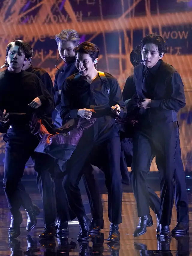 BTS tampil di Grammy Awards 2022. (AP Photo/Chris Pizzello)