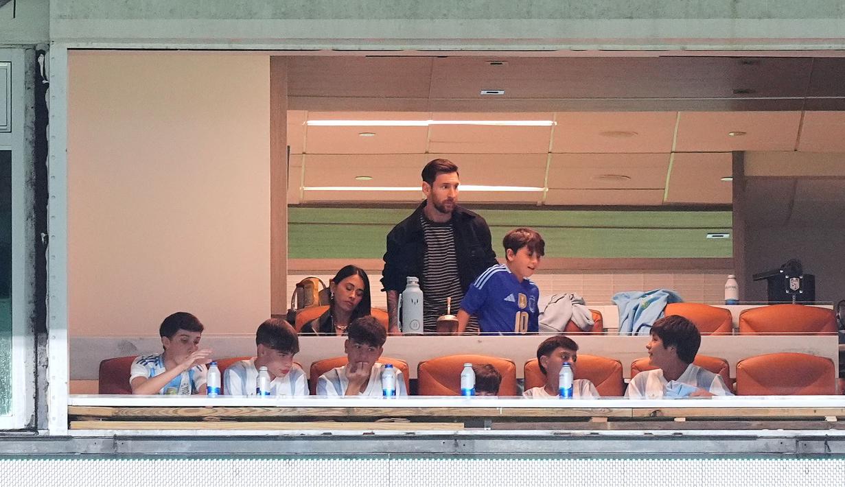 Messi absen dalam laga ini bukan karena cedera. Ia tak dimainkan oleh Lionel Scaloni untuk memberikan kesempatan pemain lain dan mencoba kombinasi penyerang lainnya di lini depan. (AP Photo/Rebecca Blackwell)