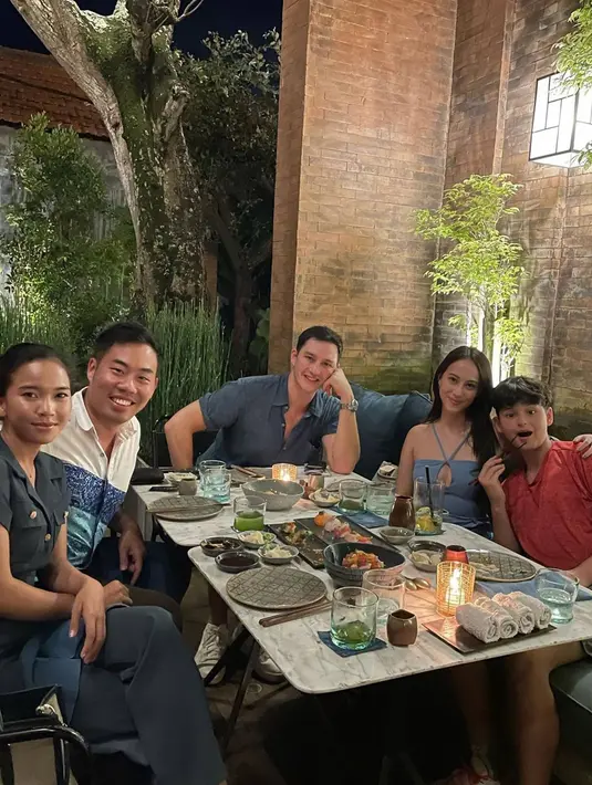 Makan malam bareng, Janisa yang duduk bersama Kenzou terlihat sangat keibuan. Banyak yang memuji sikapnya karena bisa langsung akrab dengan Kenzou yang saat ini sudah cukup besar. (Liputan6.com/IG/@janisaas)