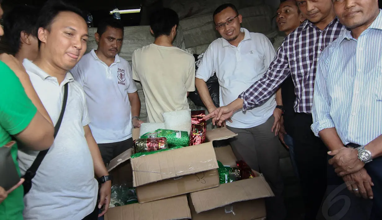 Penggerebekan dilakukan pukul 10.00 WIB berhasil menyita 90 kilogram sabu jenis blue ice yang dikemas dalam bungkus makanan, Rabu (30/4/14). (Liputan6.com/Faizal Fanani)