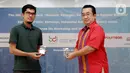 GM Business Development Polytron Joegianto (kanan) menyerahkan modul IoT Garuda kepada perwakilan peserta hands-on workshop IoT Creation 2022 di Balai Diklat Industri Denpasar, Bali, Rabu (25/5/2022). Setelah Bali, workshop IoT Creation 2022 akan berlangsung di Yogyakarta bersamaan dengan Seminar IoT for Small and Medium-Sized Enterprise. (Liputan6.com/HO/Alwi)