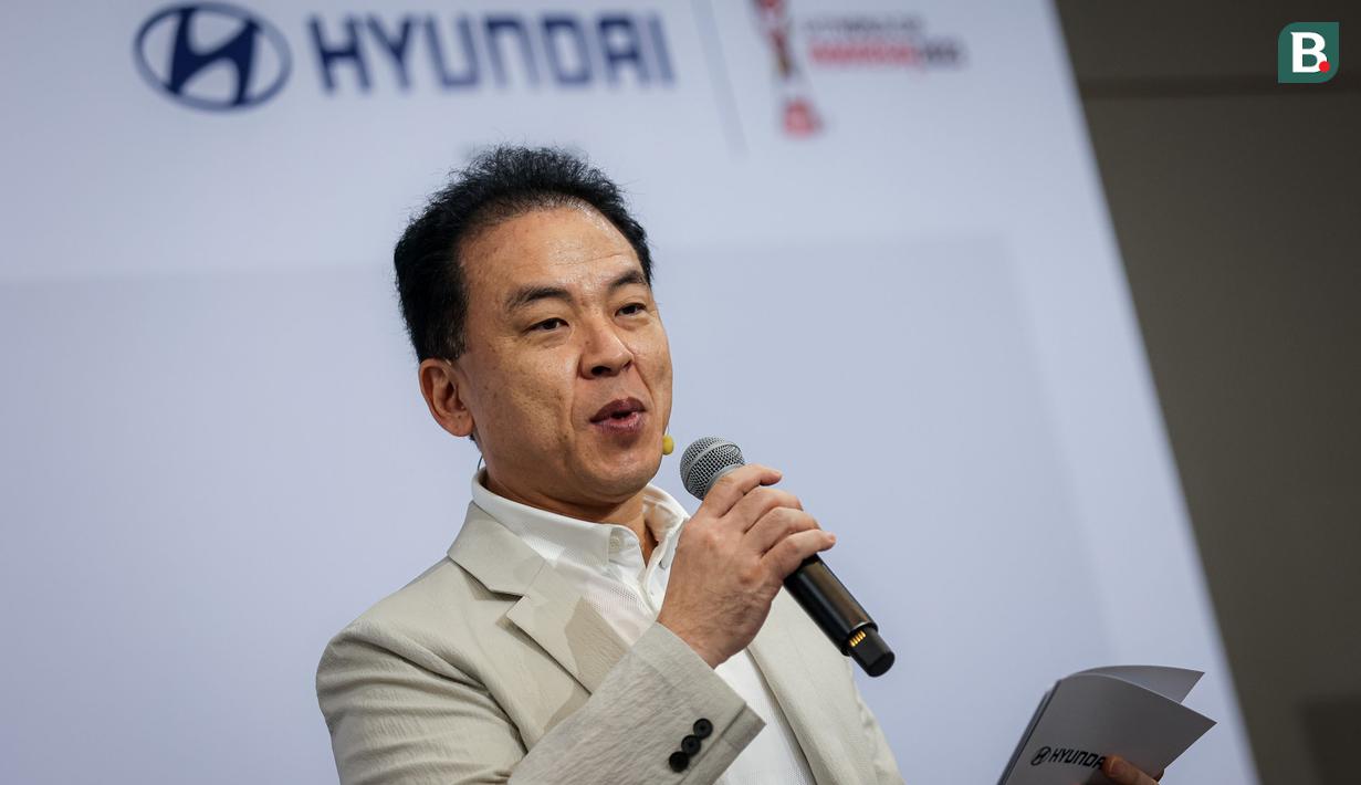 <p>Presiden Direktur Hyundai, Woojune Cha memberikan sambutan saat Official Car Handover Ceremony FIFA U-17 World Cup Indonesia di Jakarta International Stadium (JIS), Jakarta, Selasa (07/11/2023). (Bola.com/Bagaskara Lazuardi)</p>