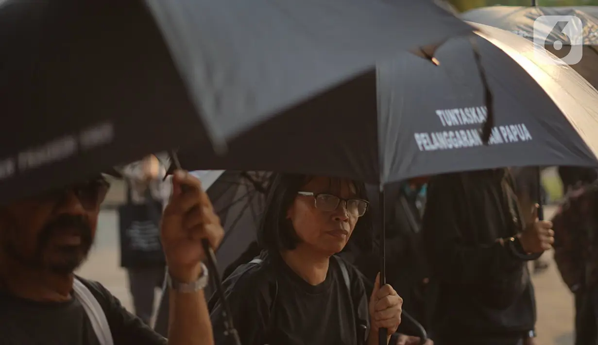 Aktivis Jaringan Solidaritas Korban untuk Keadilan mengikuti aksi Kamisan di depan Istana Merdeka, Kamis (24/10/2019). Aksi ke-607 mengkritisi pelantikan Prabowo Subianto sebagai Menteri Pertahanan yang dianggap bertanggung jawab atas sejumlah kasus pelanggaran HAM. (Liputan6.com/Immanuel Antonius)