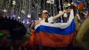 Suporter timnas Rusia merayakan kemenangan atas Mesir pada putaran kedua pertandingan grup A Piala Dunia di Moskow, Rabu (20/6). Tuan rumah Piala Dunia, Rusia mengamankan posisi mereka berkat kemenangan 3-1 atas Mesir. (AP/Alexander Zemlianichenko)
