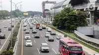 Sejumlah kendaraan melintas di kawasan Tol Jagorawi, Jakarta, Sabtu (13/11/2021). Jalan Tol Jasa Marga Group pada Oktober 2021 meningkat sebesar 6,64 persen jika dibandingkan dengan LHR September 2021 pada masa PPKM level 3. (Liputan6.com/Faizal Fanani)