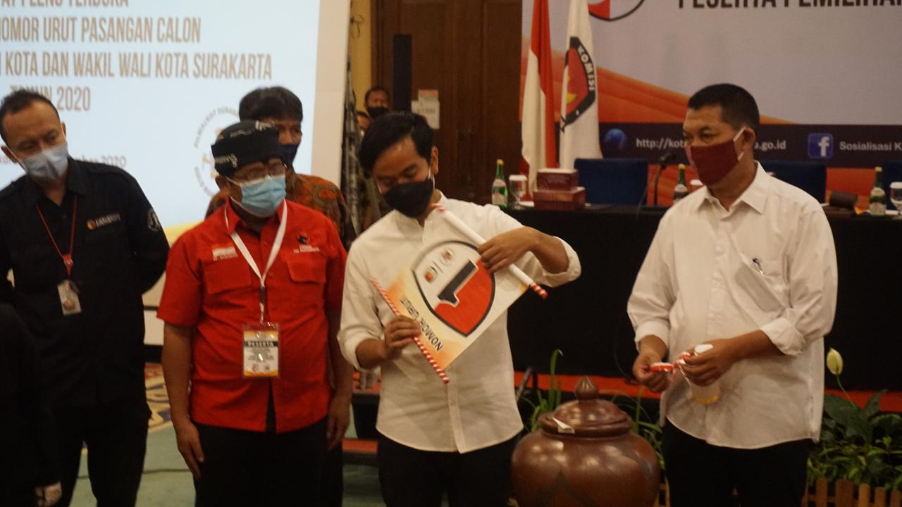 Gibran Rakabuming Raka saat mengambil nomor urut pada Pilkada Solo 2020, Kamis (24/9/2020). (Liputan6.com/Fajar Abrori)