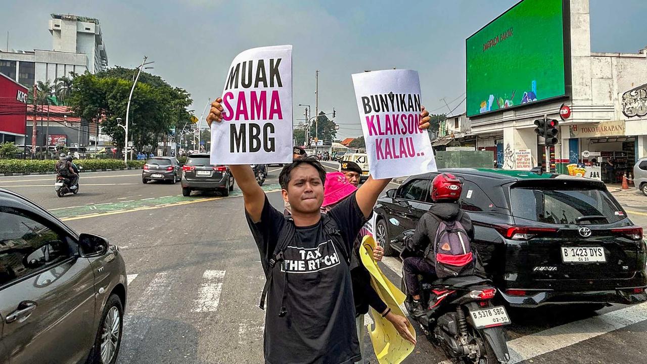FOTO: MBG Watch Gelar Aksi Desak Pembenahan Program Makan Bergizi Gratis