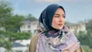Sontek hijab do ala Ria Miranda ini dengan menyampirkan salah satu sisinya ke bahu. Rekatkan dengan bros cantik favorit kamu.  (Instagram.com/riamiranda).
