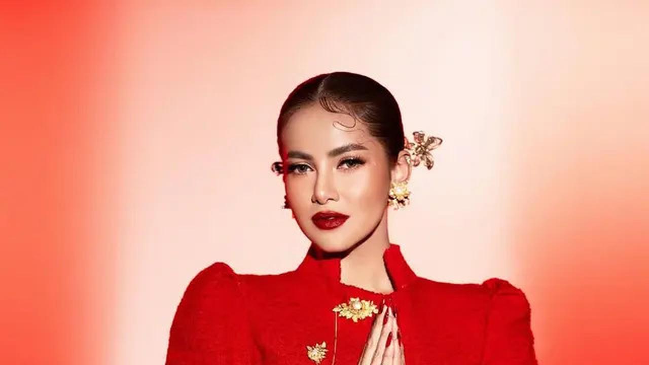 Gaya Olla Ramlan dengan Kebaya Ekor Panjang Nuansa Merah Putih Peringati HUT RI ke-80