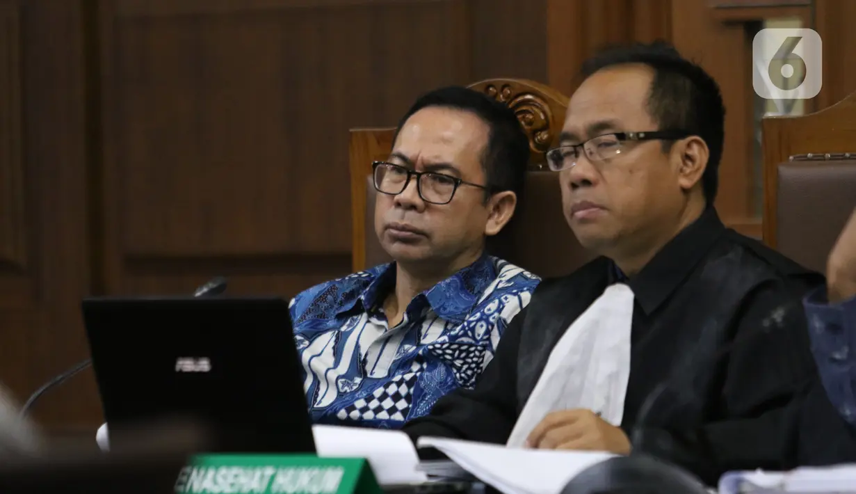 Terdakwa kasus tindak pidana pencucian uang dan korupsi Tubagus Chaeri Wardana alias Wawan (kiri) menjalani sidang lanjutan di Pengadilan Tipikor, Jakarta, Jumat (14/2/2020). Sidang tersebut beragendakan pemeriksaan saksi yang dihadirkan dua orang saksi dari JPU KPK. (Liputan6.com/Angga Yuniar)