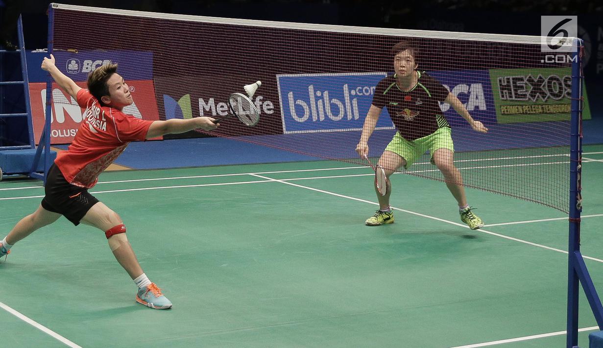 Ganda Campuran Indonesia, Tontowi Ahmad/Liliyana Natsir menahan kok dari Zheng Siwei/Chen Qingchen asal China dalam final BCA Indonesia Open 2017 di Jakarta, Minggu (18/6). Tontowi/Liliyana menang 22-20 21-15. (Liputan6.com/Faizal Fanani)
