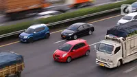 Mobil melintasi jalan Tol Tangerang-Jakarta di Tangerang, Banten, Rabu (30/3/2022). Mulai April 2022, Korlantas Polri akan menerapkan tilang elektronik bagi pengendara yang memacu kecepatan hingga 120 km per jam di jalan tol. (Liputan6.com/Angga Yuniar)