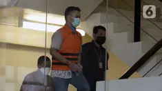 Menantu mantan Sekretaris Mahkamah Agung Nurhadi, Rezky Hebriyono (tengah) saat akan menjalani pemeriksaan pascapenahanan di Gedung KPK, Jakarta, Rabu (10/6/2020). Rezky diperiksa sebagai saksi untuk Nurhadi terkait dugaan suap pengurusan perkara di MA tahun 2011-2016. (merdeka.com/Dwi Narwoko)