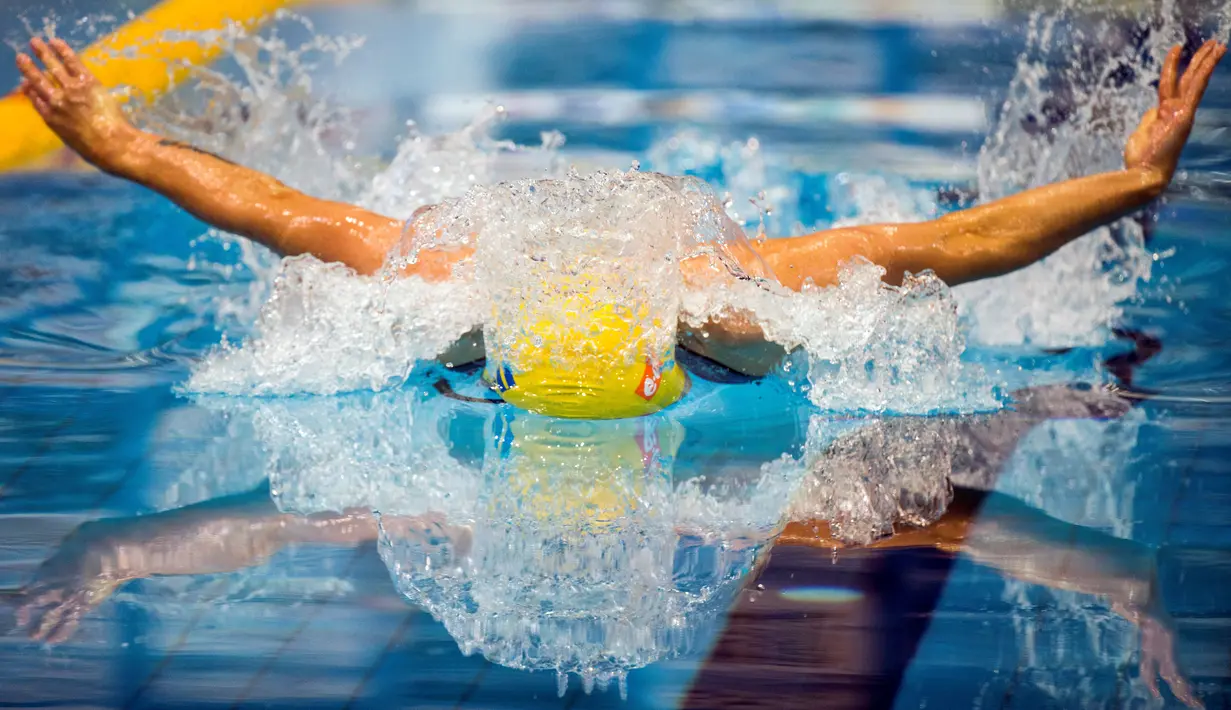 Perenang putri, Swedia, Sarah Sjoestroem, berlomba di nomor 100m gaya kupu-kupu Kejuaraan Renang Eropa Kolam Pendek di Netanya, Israel, (6/12/2015). (AFP/Jack Guez)