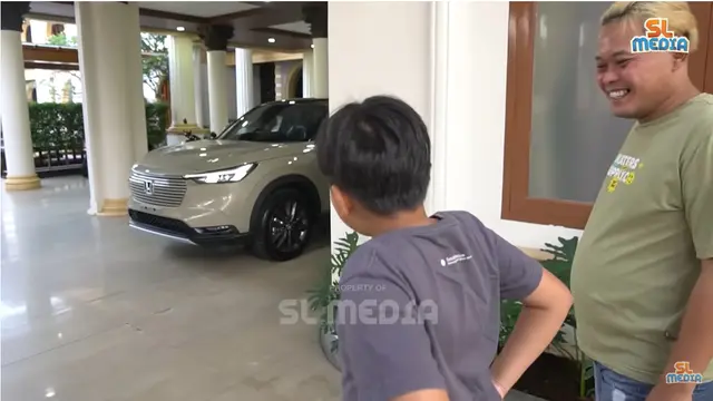 Sule belikan mobil baru sesuai keinginan Ferdy. (Foto: YouTube/SL Media)