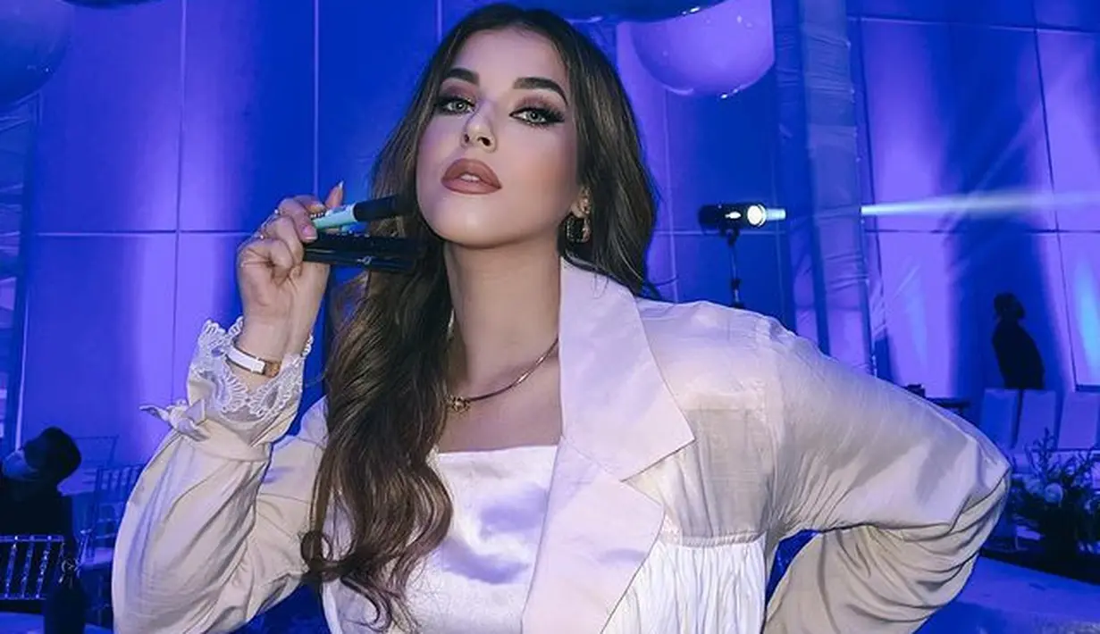 Full makeup dengan fokus riasan mata yang tajam dan brown lips yang penuh (ig/tasyafarasya)