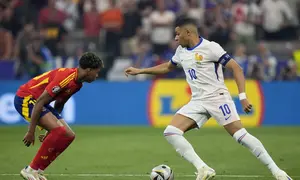 Winger Prancis Kylian Mbappe dijaga Lamine Yamal wonderkid Spanyol pada laga semifinal Euro 2024 yang berlangsung di Munich Fussball Arena (AP)