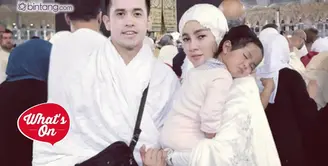 Kebersamaan Olla Ramlan dan Dewi Sandra saat umrah di Mekkah.