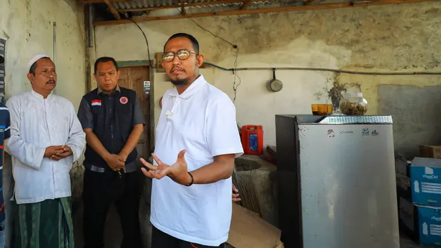 Bupati Sumenep Achmad Fauzi saat meninjau rumah warga yang menjadi lokasi munculnya dentuman misterius. (Istimewa)