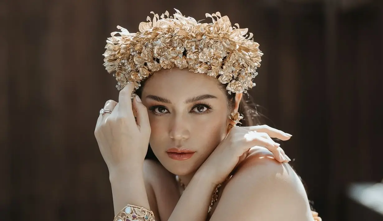 Saat pemotretan, Jedar mengenakan kain tradisional Bali berwarna kuning kecokelatan sebagai kemben, dihiasi dengan bros berwarna emas. Memamerkan bare baby bump yang makin besar, Jedar tetap terlihat cantik dan langsing di masa kehamilannya yang ke-3. (Liputan6.com/IG/@inijedar)