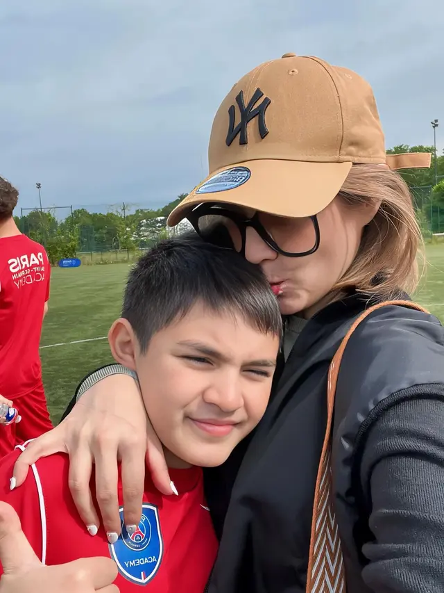 7 Potret Putra Carissa Putri Ikut Summer Camp Sepak Bola di Paris Saint-Germain